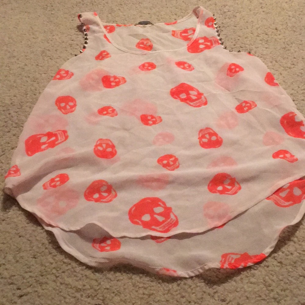 Cream/white- peach tank top shirt.